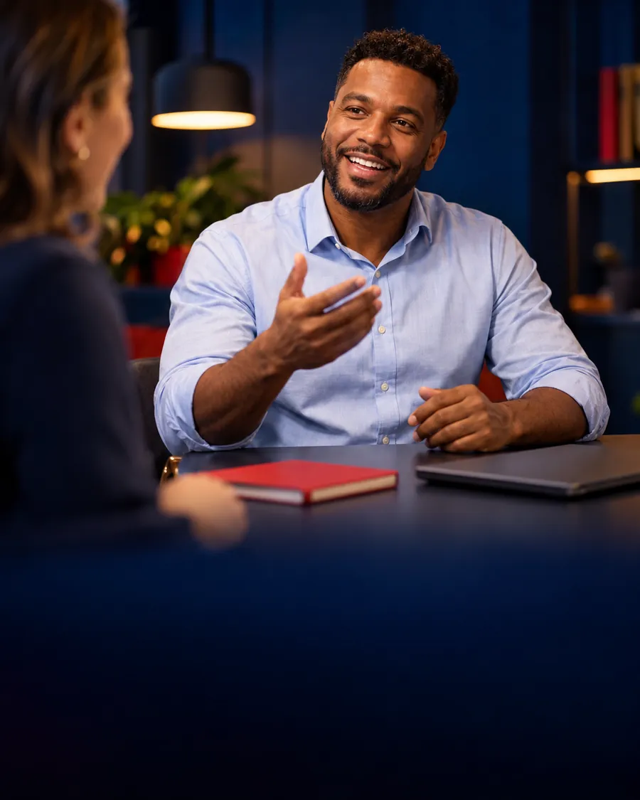 Profissional praticando inglês para reuniões de trabalho
